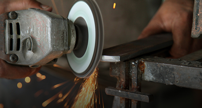Manggagawa na Gumagamit ng Brushless Grinder